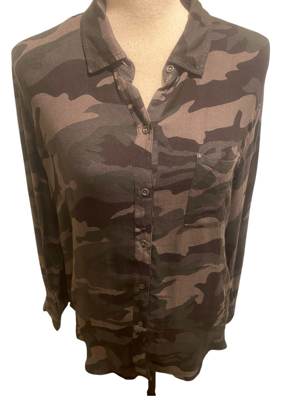 Rails Women’s Camo Button Down Shirt SOFT New size medium